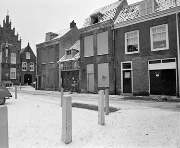 855714 Gezicht op de voorgevels van de deels dichtgetimmerde panden Andreasstraat 2-8 te Utrecht in een besneeuwde ...